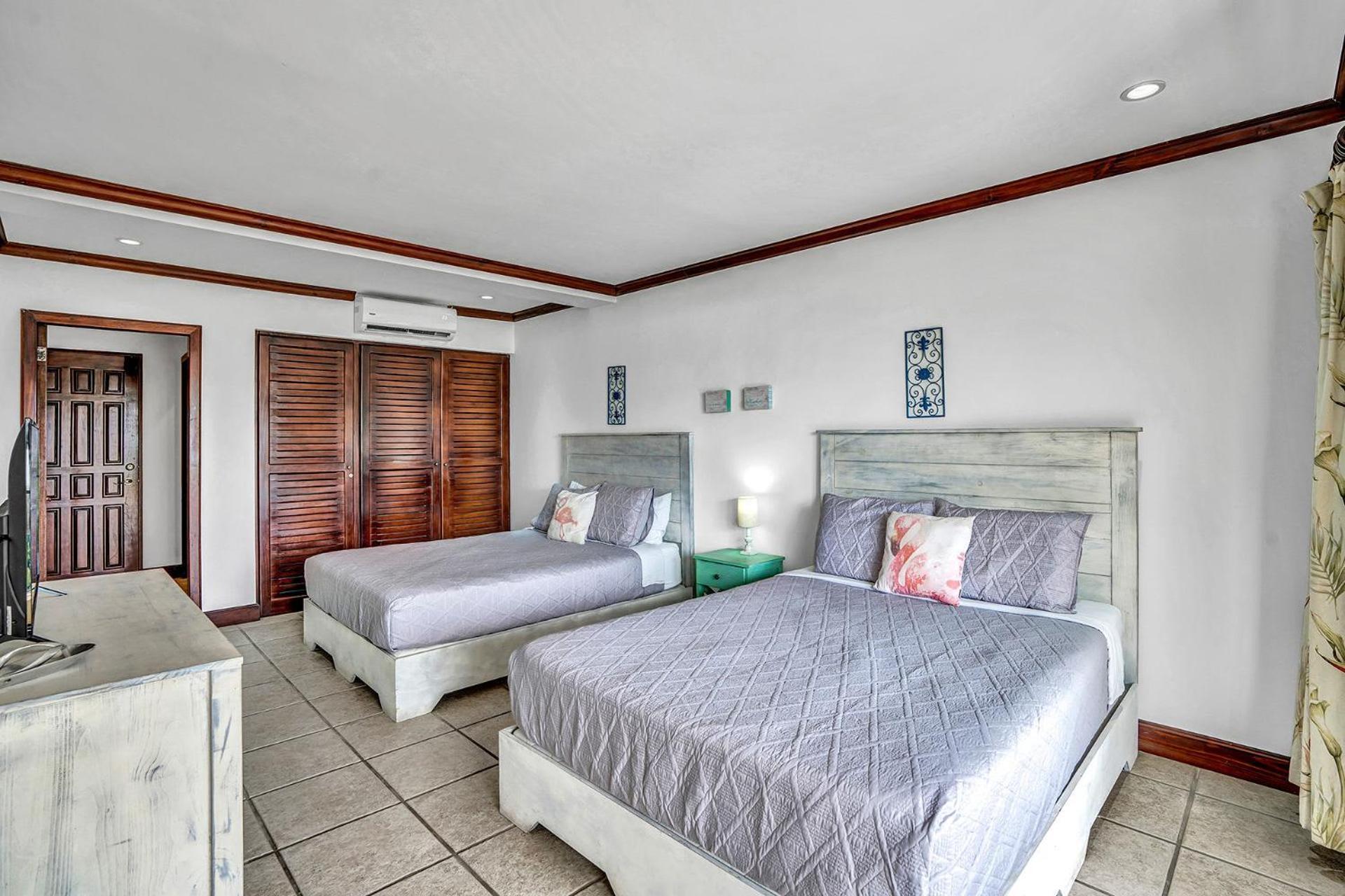 Hébergement de vacances Newly Remodeled Unit In Flamingo With Sweeping Ocean Views From Big Terrace *